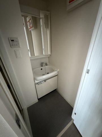 洗面設備　※写真は同じマンションの違う部屋のものになります。反転タイプ