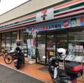 コンビニ　セブンイレブン足立西綾瀬3丁目店（コンビニ）まで880m