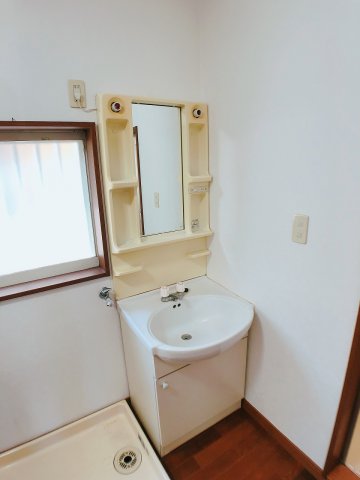 洗面設備　朝の身だしなみチェックには欠かせない独立洗面化粧台付き