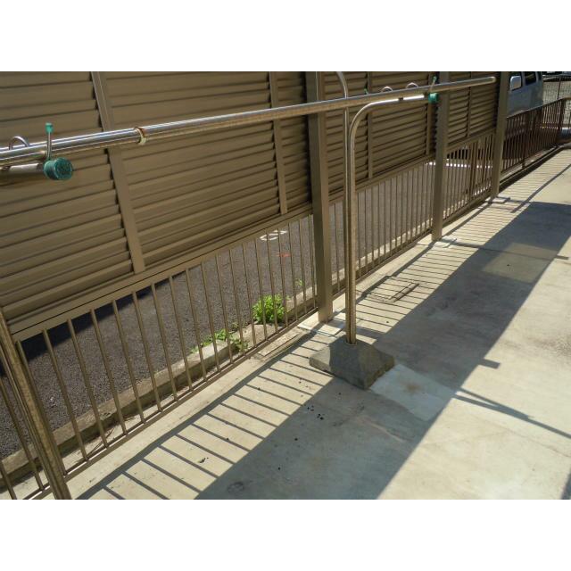 庭　南側に物干しがあります