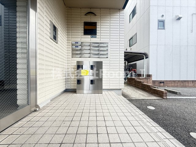 エントランス　落ち着いたエントランスです宅配BOXです