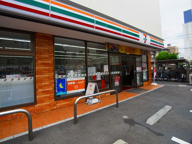 コンビニ　セブンイレブン 梅島駅前店（コンビニ）まで815m