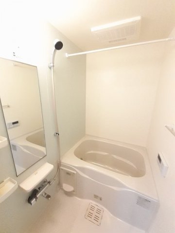 バス・シャワールーム　コンパクトで使いやすいお風呂です
