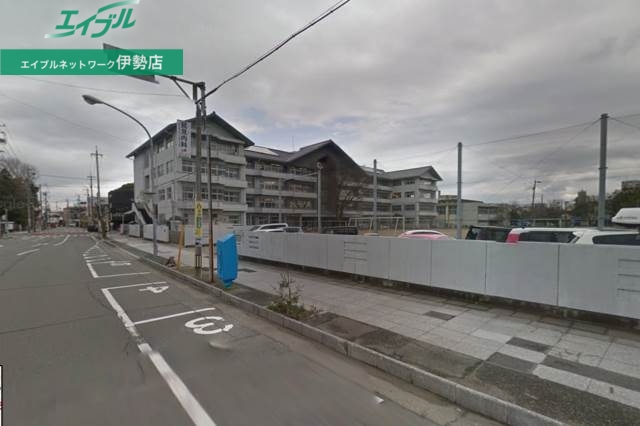 小学校　伊勢市立厚生小学校（小学校）まで900m
