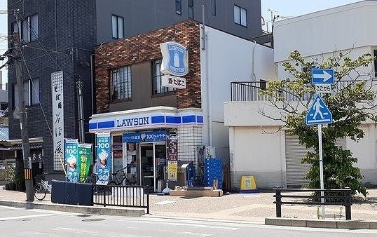 コンビニ　ローソン様（コンビニ）まで700m