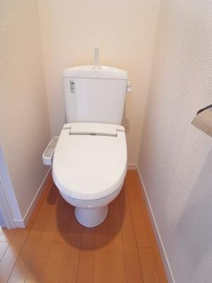 トイレ　落ち着いた色調のトイレです