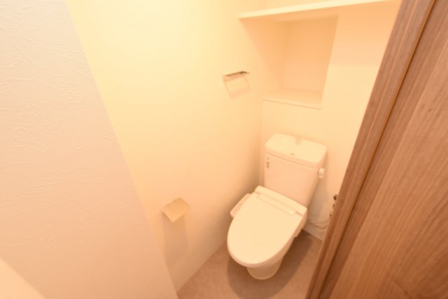 トイレ　温水洗浄便座付きのトイレです♪