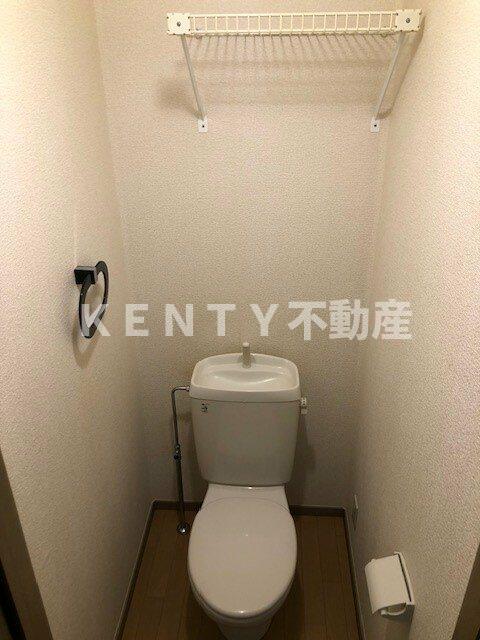 トイレ　落ち着いた色調のトイレです