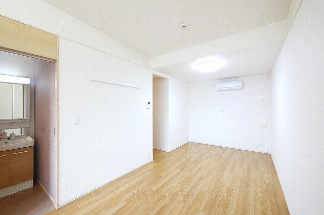 その他部屋・スペース　ベッドを置いても十分な広さがありますよ。