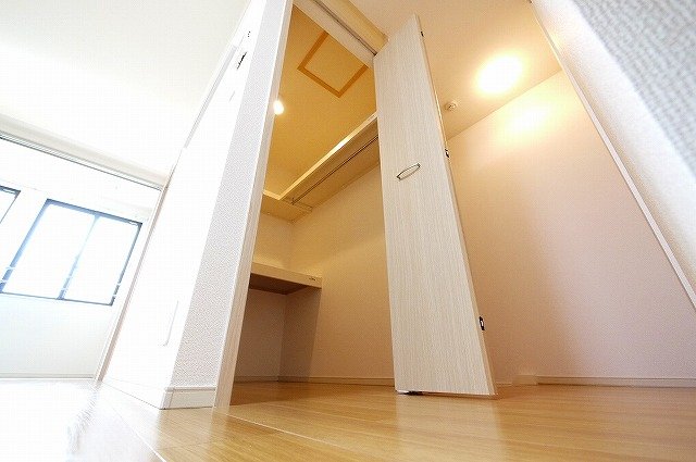 収納　奥行きのあるウォークインクローゼットです。