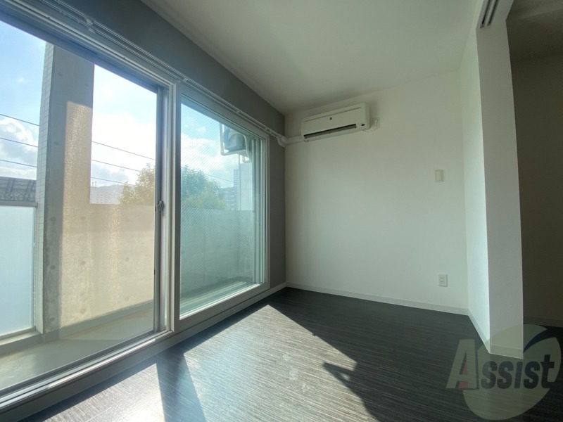 その他部屋・スペース　寝室はこちらです。光が差し込む、温かみのあるお部屋です。