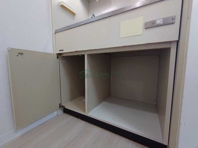 収納　シャンベール若松町