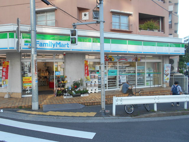 コンビニ　ファミリーマート新宿弁天町店（コンビニ）まで140m