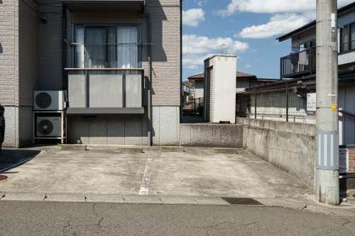 建物外観　駐車場