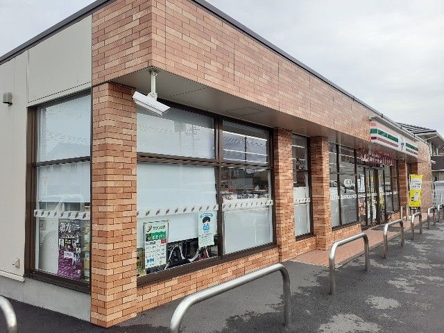 コンビニ　セブンイレブン下中居町店（コンビニ）まで300m