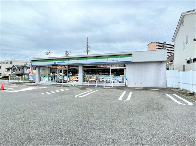 コンビニ　ファミリーマート名南豊三丁目店（コンビニ）まで136m