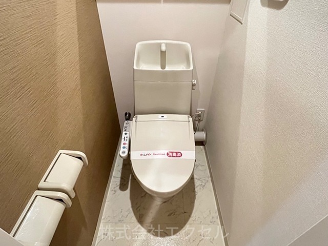 トイレ　温水洗浄便座です。
