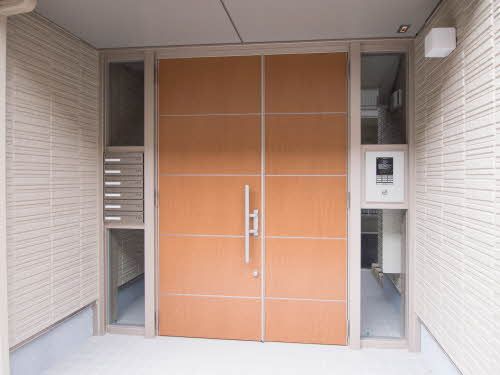 建物外観　オートロック物件でセキュリティ面にも配慮