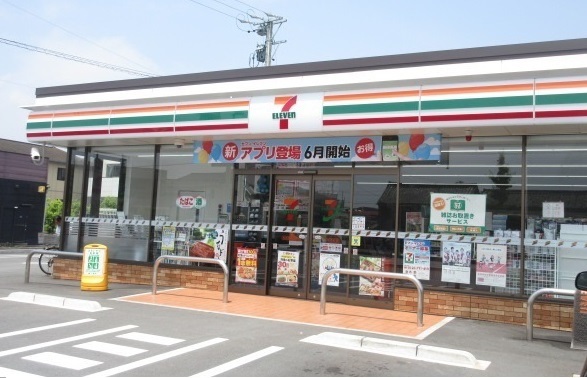 コンビニ　セブンイレブン松阪泉町店（コンビニ）まで170m