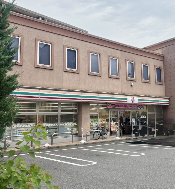 コンビニ　セブンイレブン新田町店（コンビニ）まで300m