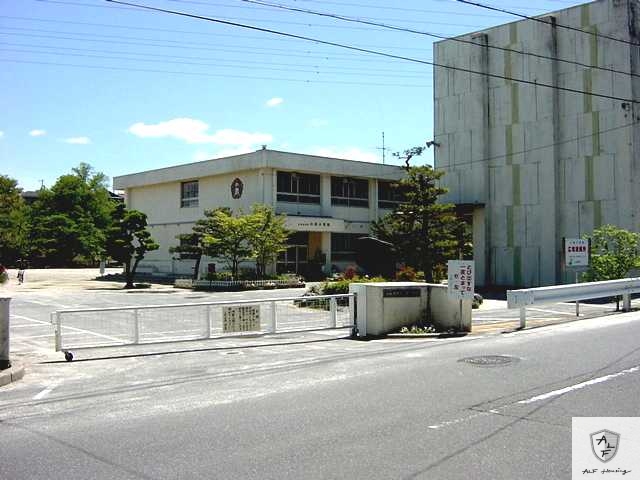 小学校　多治見市立小泉小学校（小学校）まで988m
