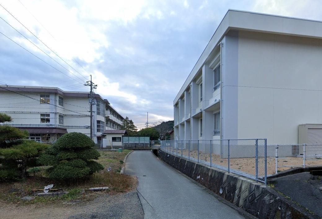 小学校　山口市立嘉川小学校（小学校）まで2044m
