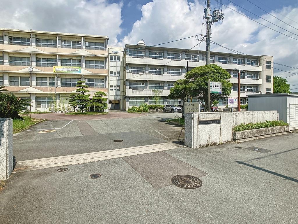 中学校　山口市立川西中学校（中学校）まで690m