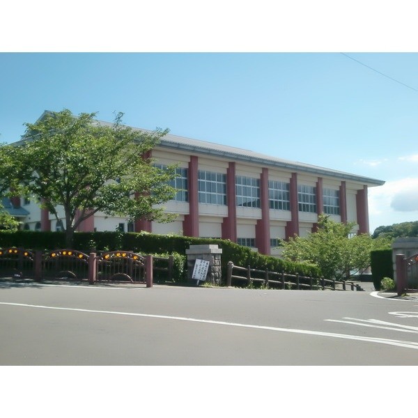 小学校　諫早市立御館山小学校（小学校）まで866m