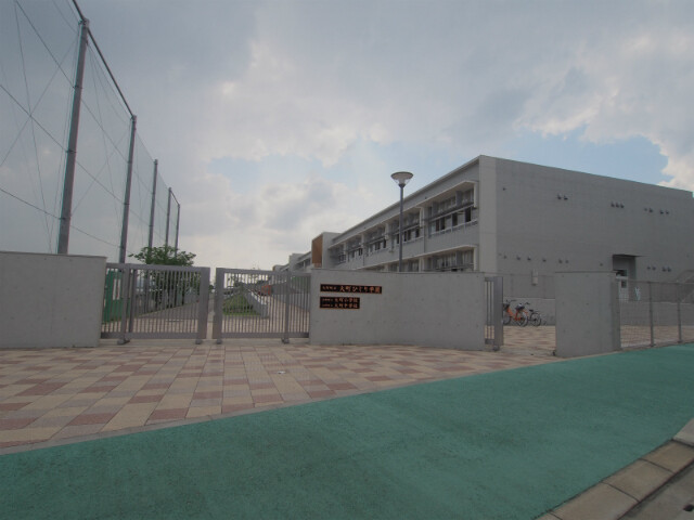 小学校　大町町立小中一貫校大町ひじり学園小学部（小学校）まで576m