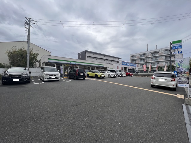 コンビニ　ファミリーマート箕面小野原東店（コンビニ）まで79m