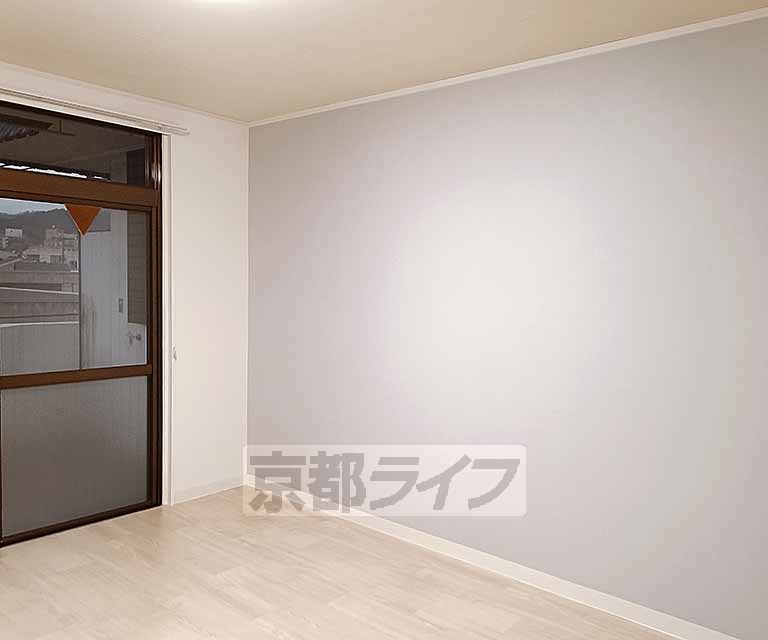 居室・リビング　アクセントクロスが印象的なお部屋です。