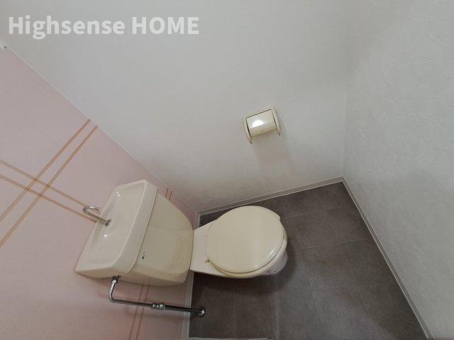 トイレ　落ち着いた色調のトイレです