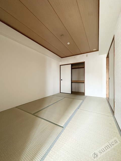 その他設備　中部屋の写真です。出窓がございます。