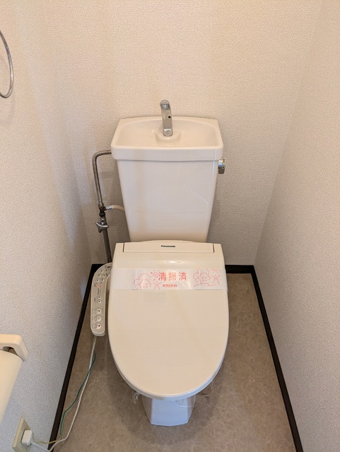 トイレ　★★トイレは嬉しい洗浄機能付き便座です♪★★