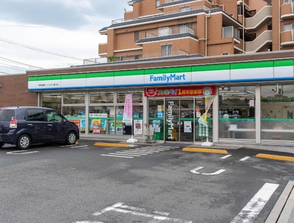 コンビニ　ファミリーマート 秀栄多摩ニュータウン通り店（コンビニ）まで329m