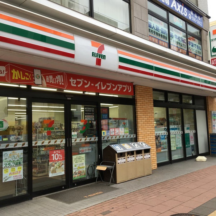 コンビニ　セブンイレブン（コンビニ）まで218m