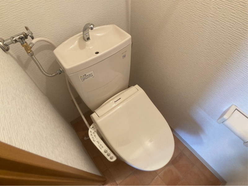 トイレ　こちらはトイレです。清潔感があり、安心して使用できます。
