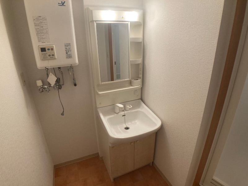 洗面設備　独立洗面台です。大きくてよいですね。シャンプーもできます。