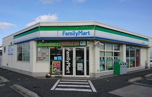 コンビニ　ファミリーマート　安曇川西万木店（コンビニ）まで259m