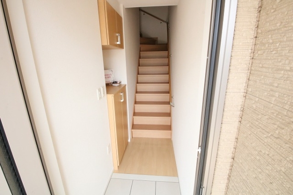 玄関　※同物件別号室となります。