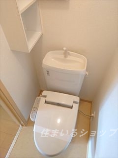 トイレ　シャワートイレ・収納あり