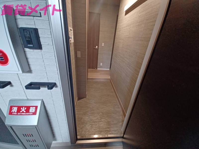 玄関　同建物別部屋写真です
