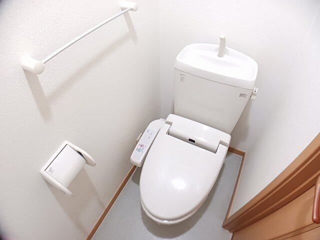 トイレ　落ち着いた色調のトイレです