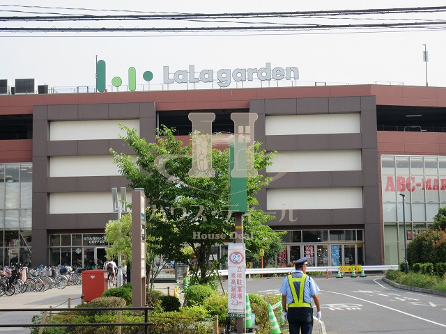 ショッピングセンター　ララガーデン川口（ショッピングセンター）まで885m