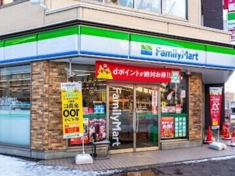 コンビニ　ファミリーマート札幌北24条駅前店（コンビニ）まで761m