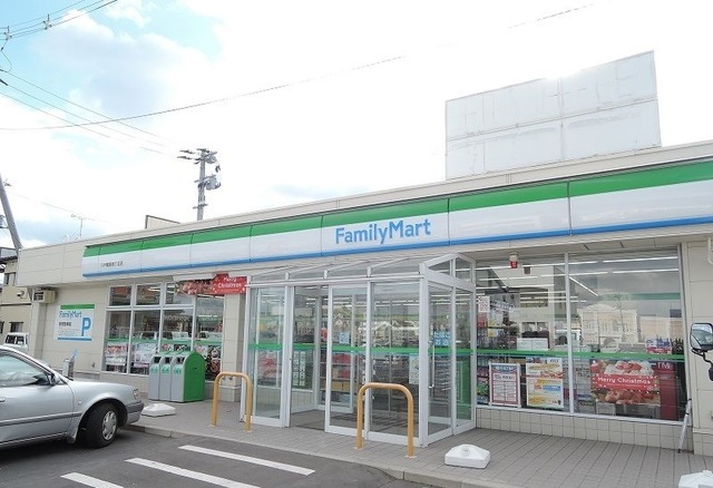 コンビニ　ファミリーマート類家四丁目店（コンビニ）まで300m