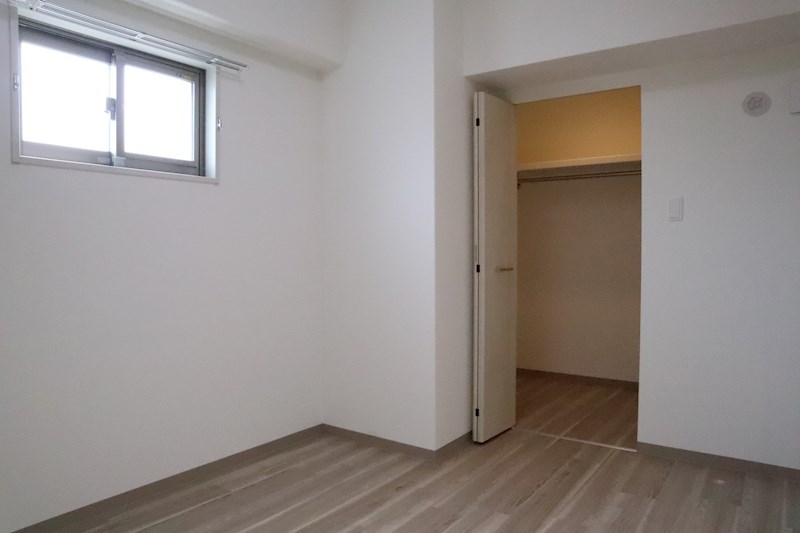 その他部屋・スペース　正方形寄りの洋室は、ベッドを置いても余裕ができ、使いやすいで