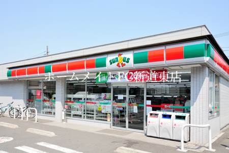 コンビニ　サンクス東1丁目店（コンビニ）まで217m