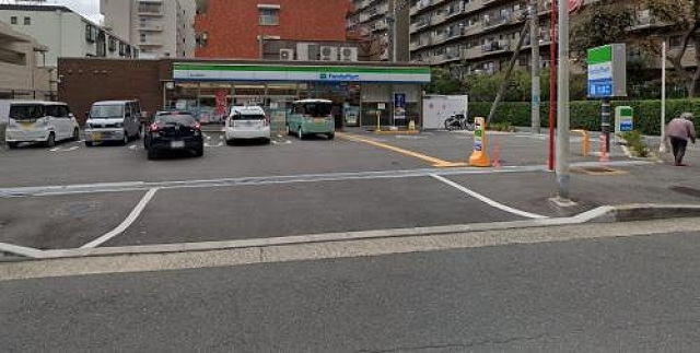 コンビニ　ファミリーマート緑地公園駅西店（コンビニ）まで366m