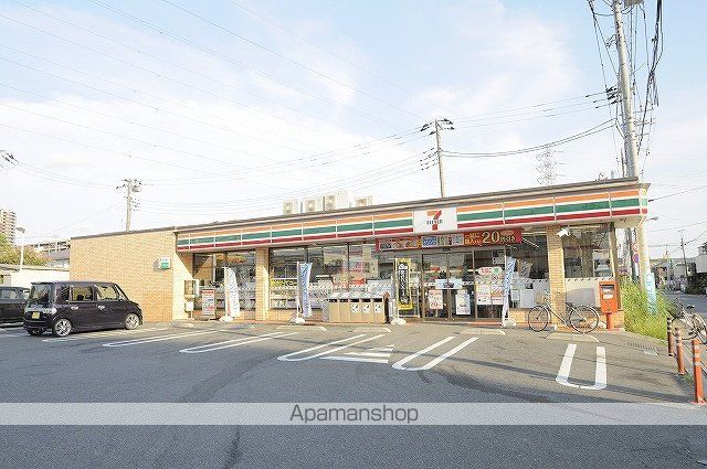 コンビニ　セブンイレブン（コンビニ）まで437m